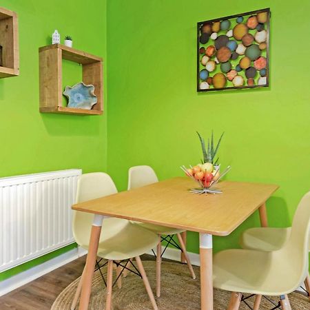 Cheerful Stays: Spacious Flat In Vibrant Leith 에든버러 외부 사진